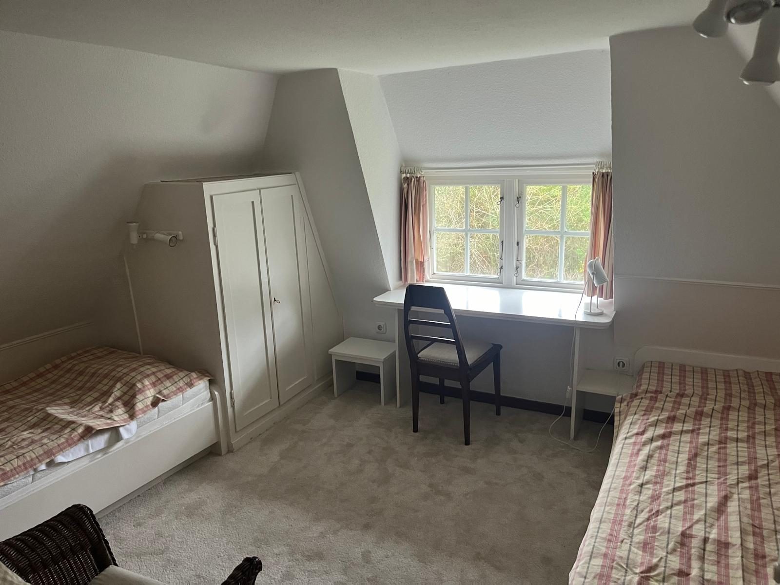 Uriges Schlafzimmer mit friesischen Einzelbetten