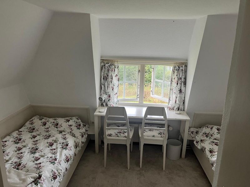 Helles Schlafzimmer unterm Reetdach